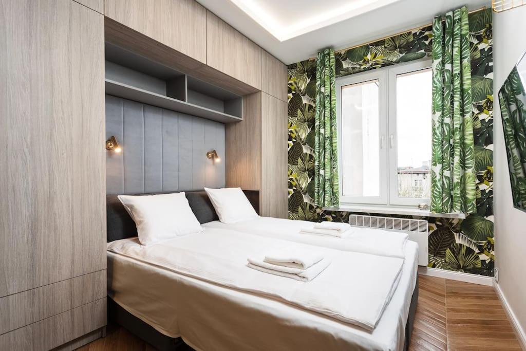 Verdant Oasis - Old Town Studio - By Upstairs Krakow Dış mekan fotoğraf