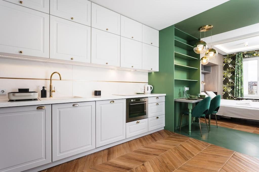 Verdant Oasis - Old Town Studio - By Upstairs Krakow Dış mekan fotoğraf