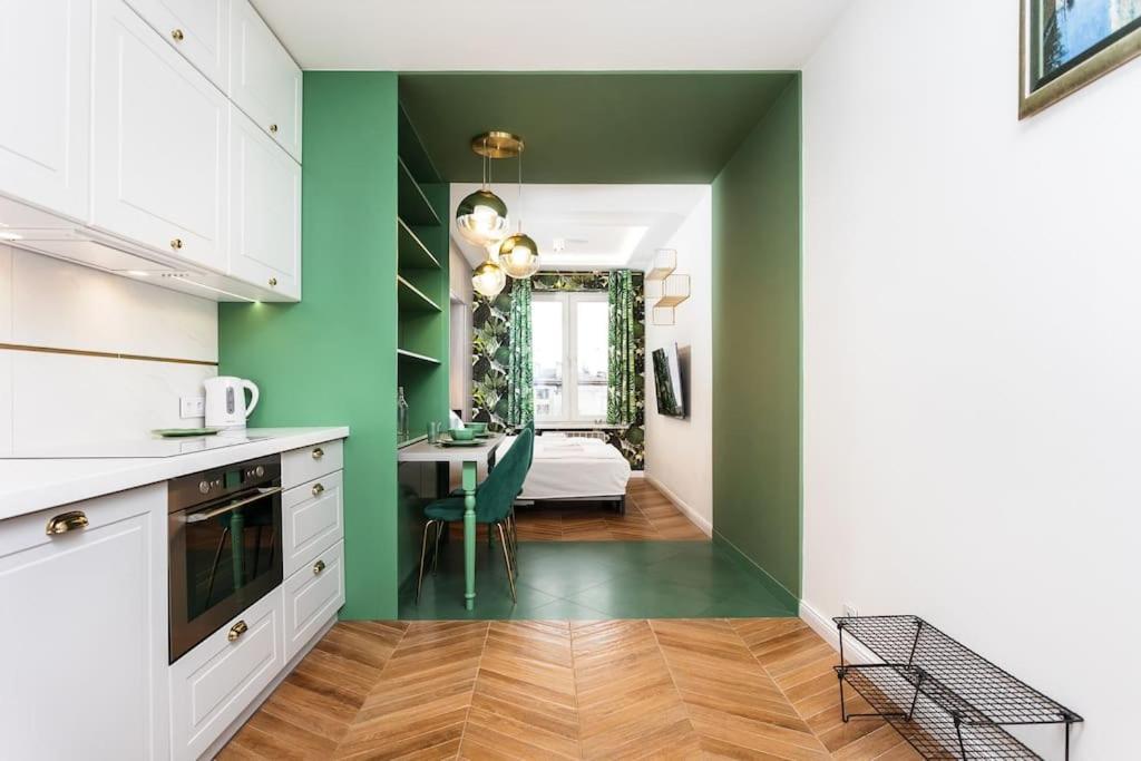 Verdant Oasis - Old Town Studio - By Upstairs Krakow Dış mekan fotoğraf