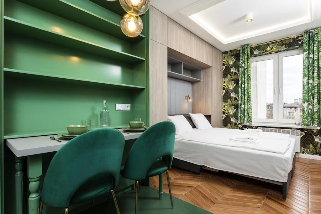 Verdant Oasis - Old Town Studio - By Upstairs Krakow Dış mekan fotoğraf